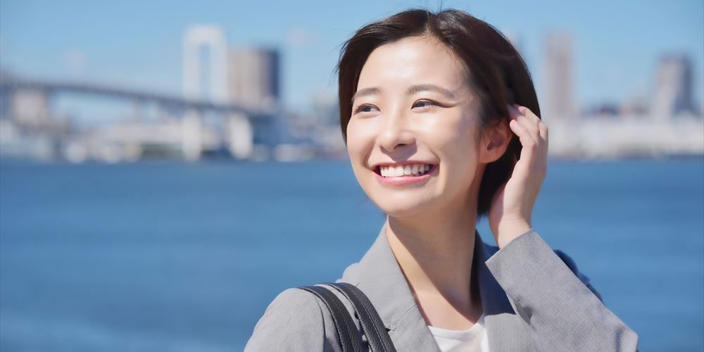 太陽の光りを浴びる女性